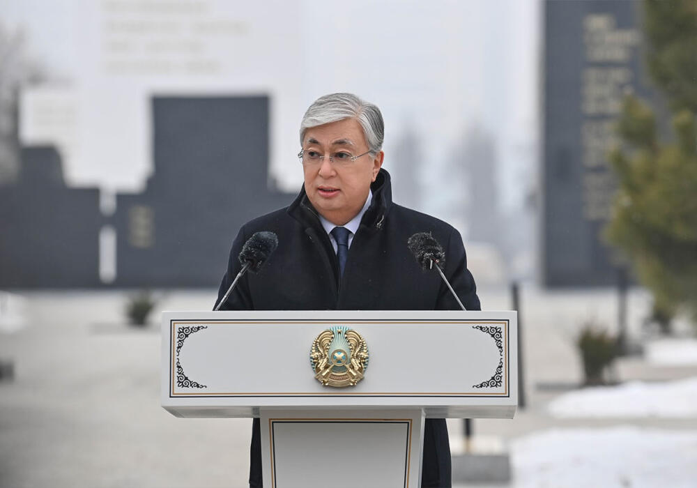 Президент Тоқаев Алматыда қаңтар трагедиясының құрбандарына арналған мемориалды ашты. Сурет: telegram/БОРТ №1
