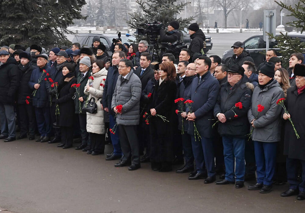 Президент Тоқаев Алматыда қаңтар трагедиясының құрбандарына арналған мемориалды ашты. Сурет: telegram/БОРТ №1