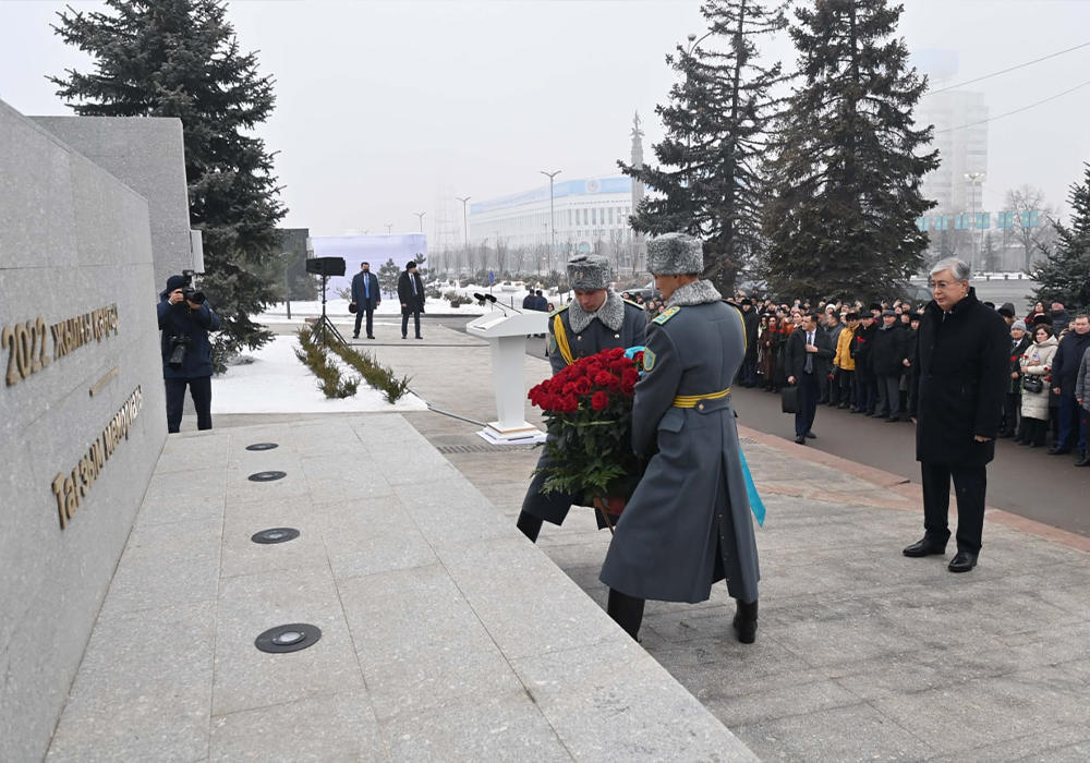 Президент Тоқаев Алматыда қаңтар трагедиясының құрбандарына арналған мемориалды ашты. Сурет: telegram/БОРТ №1