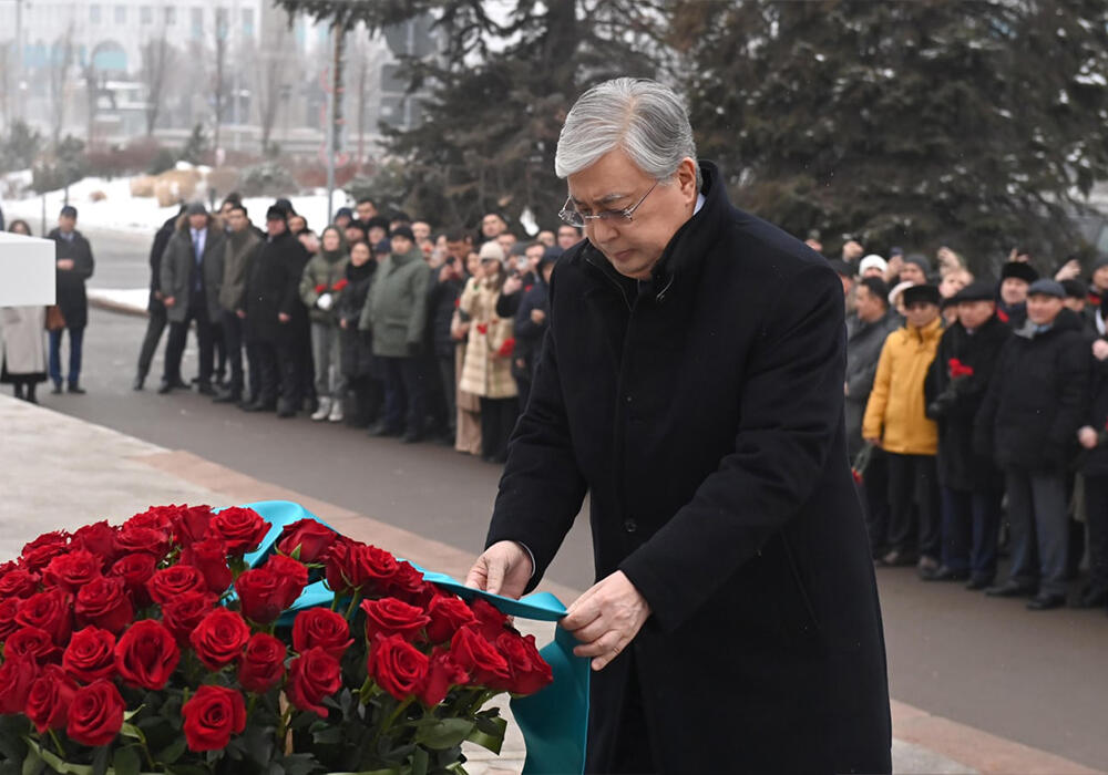 Президент Тоқаев Алматыда қаңтар трагедиясының құрбандарына арналған мемориалды ашты. Сурет: telegram/БОРТ №1