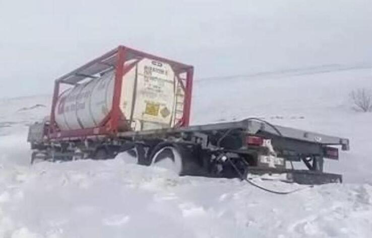 Застрявшую в кювете фуру на востоке Казахстана отбуксировали на шестой день