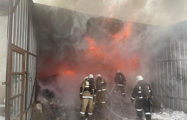 Пожар на складах возле барахолки в Алматы 