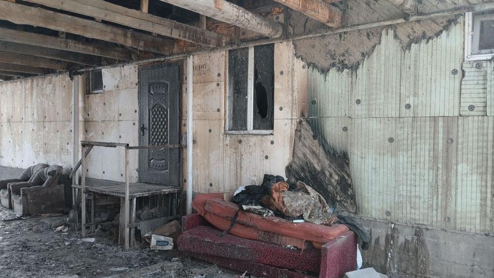 Военные спасли на пожаре жителей Уштобе. Фото: Минобороны РК