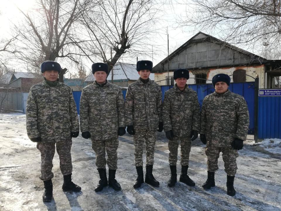 Военные спасли на пожаре жителей Уштобе. Фото: Минобороны РК
