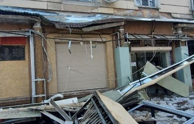 В жилом доме в центре Шымкента рухнул балкон