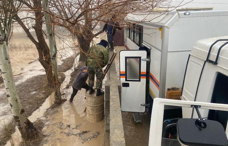 В Туркестанской области из-за паводков эвакуировали более 200 человек