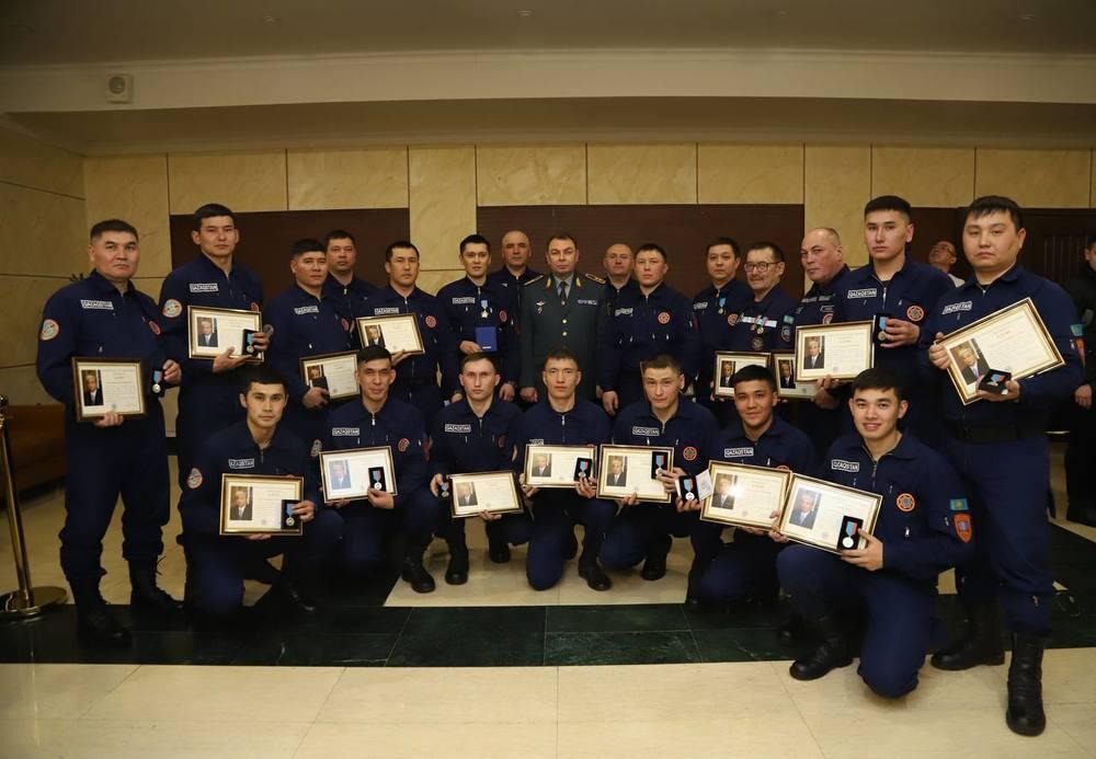 В МЧС наградили участвовавших в ликвидации последствий землетрясения в Турции спасателей. Фото: пресс-служба МЧС РК