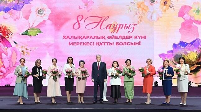 Президент наградил победительниц конкурса "Аруана". Фото: Акорда