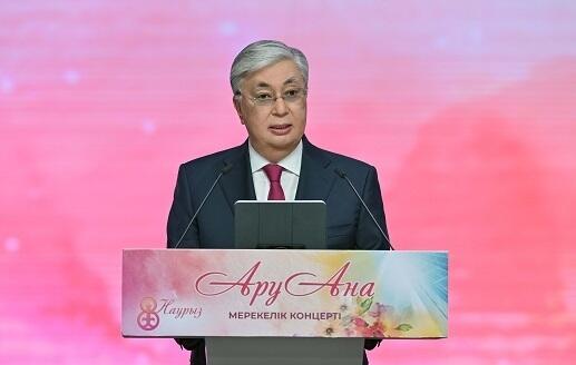 Президент наградил победительниц конкурса "Аруана". Фото: Акорда