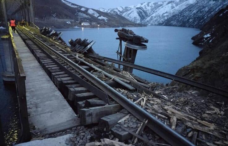Упавшие в Иртыш вагоны с рудой поднимут до 2024 года 