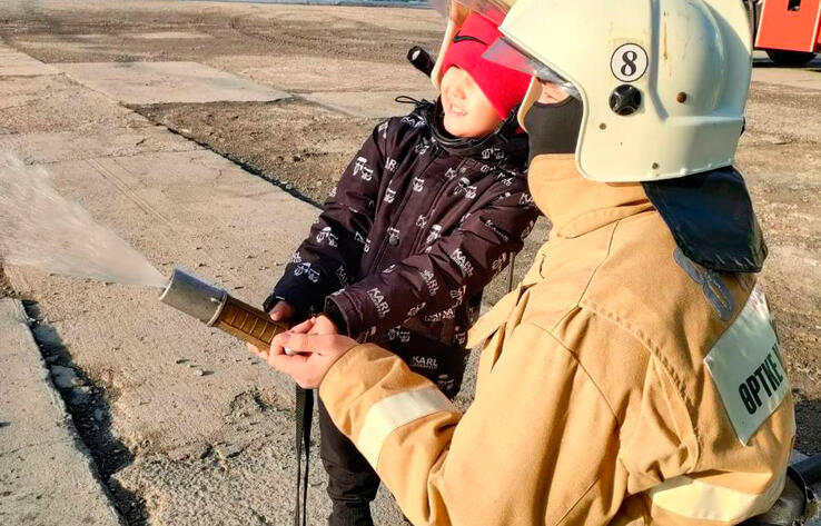 Өскемендік өрт сөндірушілер бес жасар ер баланың арманын орындады