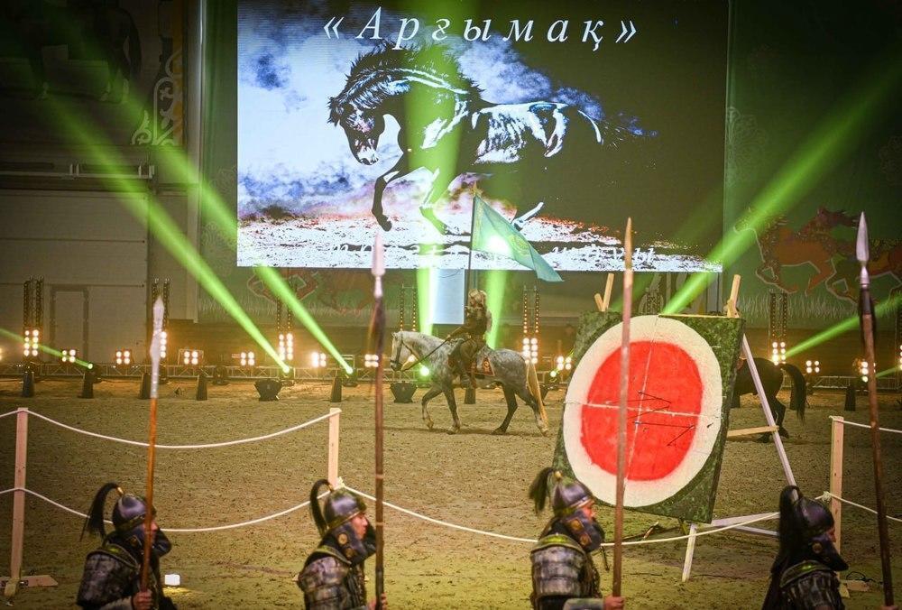 Тоқаев Nomad Stunts тобының басшысына ер-тоқым сыйлады. Сурет: akorda.kz