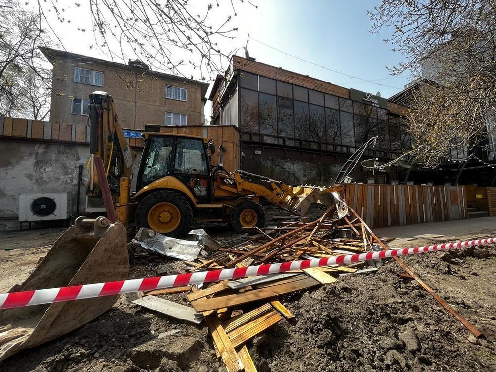 Летнюю террасу кафе в центре Алматы сносят по решению суда 
