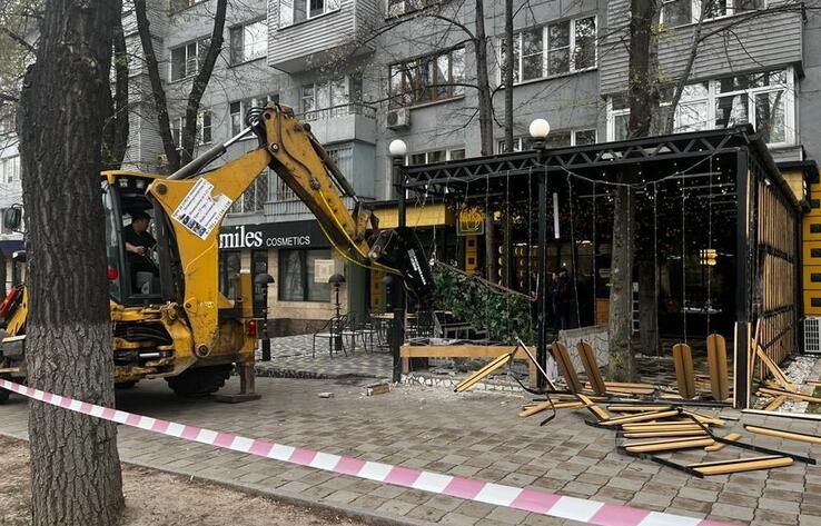 Очередной незаконный летник сносят в Алматы 