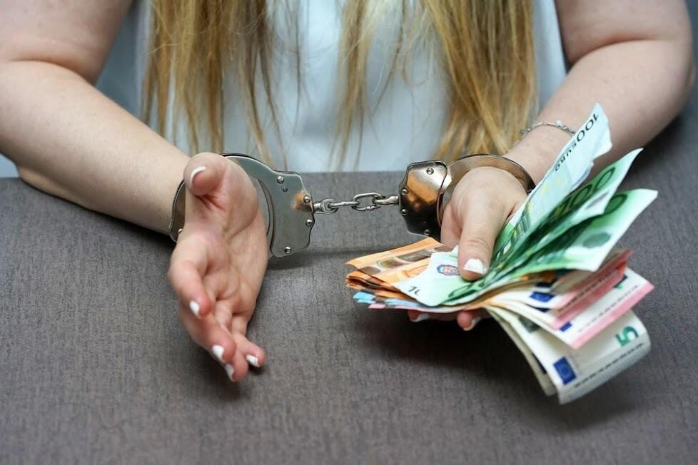 Почти миллиард тенге и 14 квартир: в Талдыкоргане задержали главбуха отдела образования
