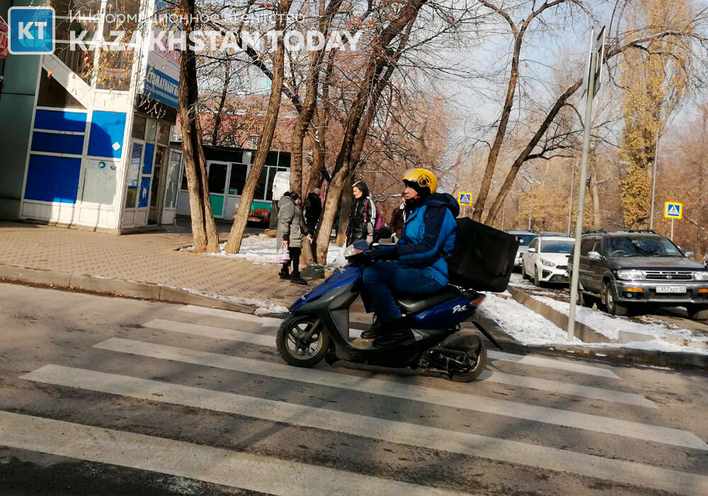 В Казахстане с 1 июля курьеры и таксисты будут платить налоги