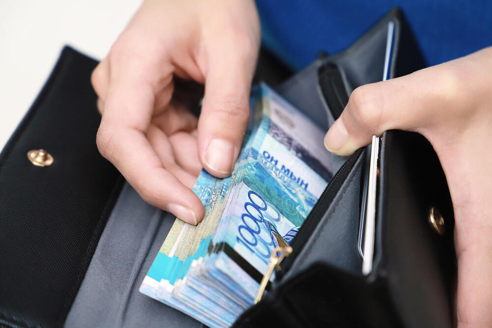 Средняя зарплата в Казахстане в первом квартале составила 340 тысяч тенге