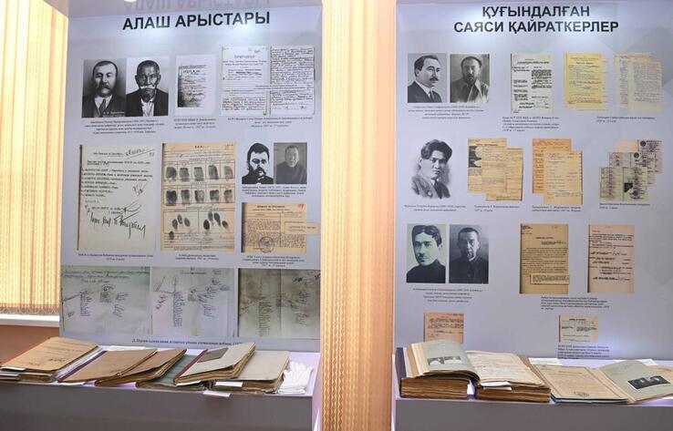 Президент посетил Центр по изучению материалов политических репрессий ХХ века