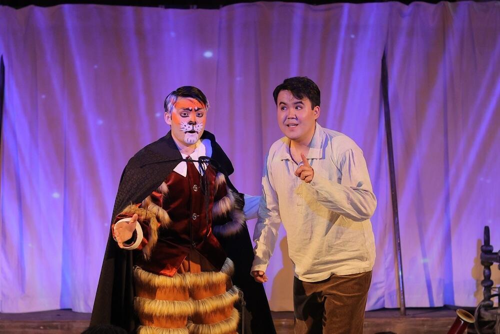 A Ginger Cat with Long Whiskers Appeared in the Capital’s Opera House