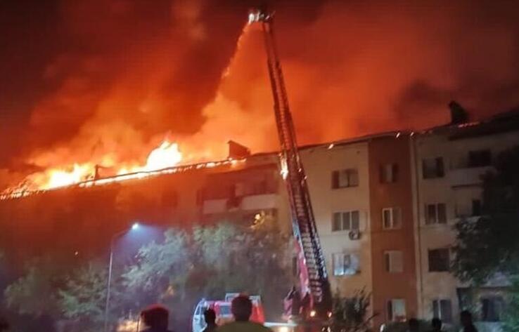 В Конаеве из горящей многоэтажки вынесли 20 газовых баллонов