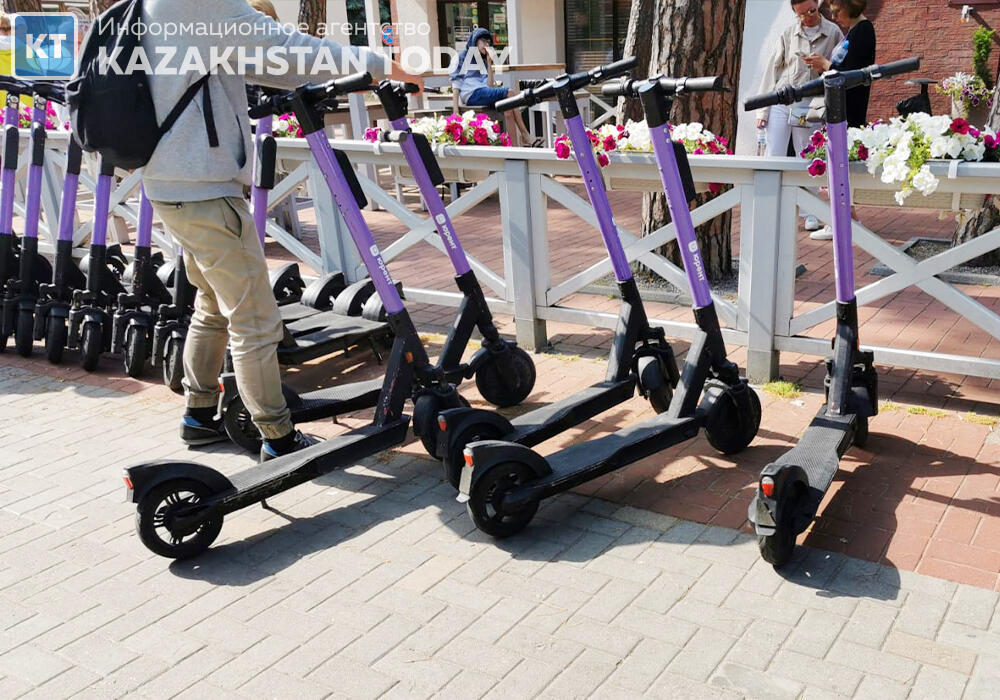 Полицейские разъясняют алматинцам новые правила пользования электросамокатами