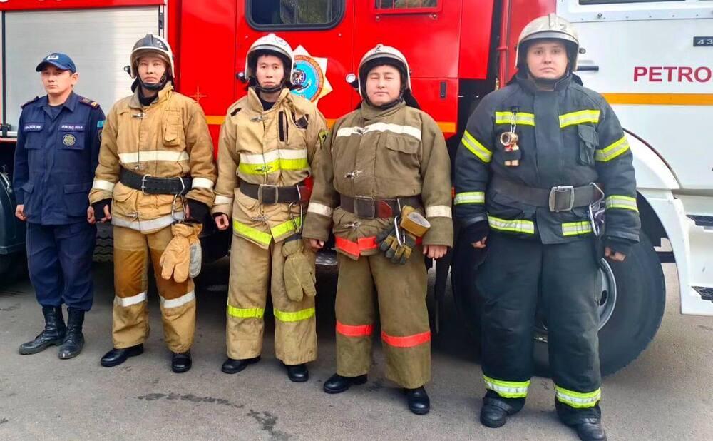 Петропавл өрт сөндірушілері өрт кезінде баланы құтқарып, 12 адамды эвакуациялады