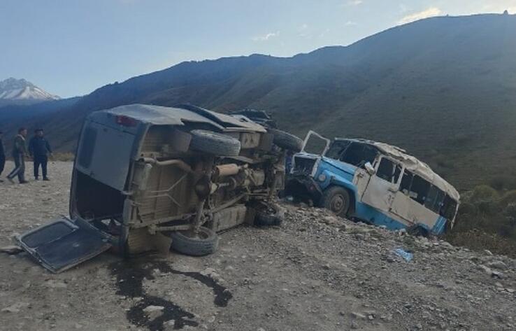 На горной автодороге к озеру Кайынды автобус с пассажирами попал в ДТП