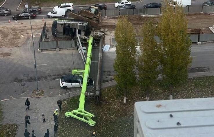 Многотонная металлическая конструкция со стройки LRT упала на машину в Астане