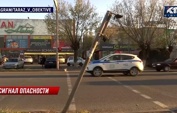 Светофор упал на голову беременной жительнице Тараза