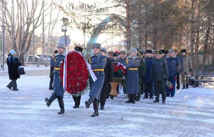 В Астане возложили цветы к памятнику генералу Панфилову