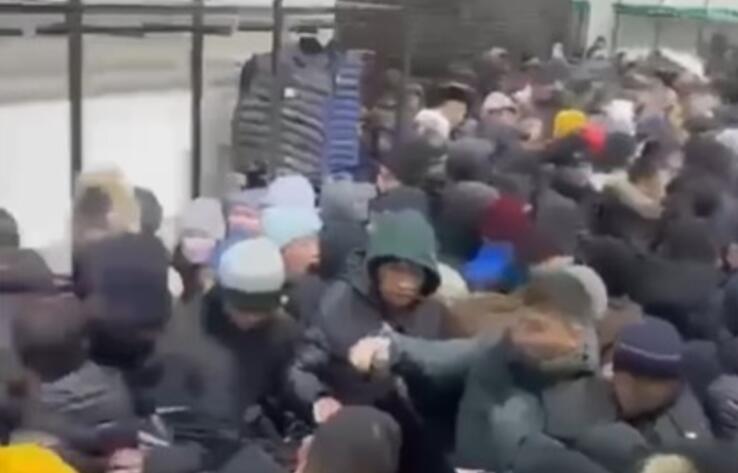 В Алматы покупатели устроили давку в ТРЦ из-за акции в бутике