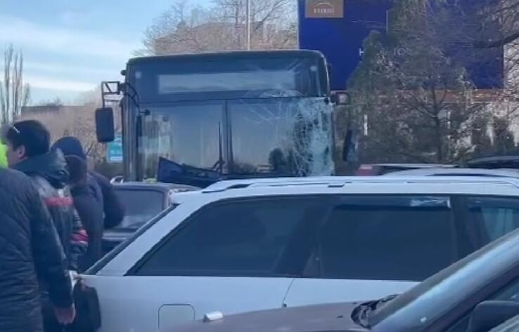 Автобус выехал на встречную полосу и протаранил 10 автомобилей в Таразе