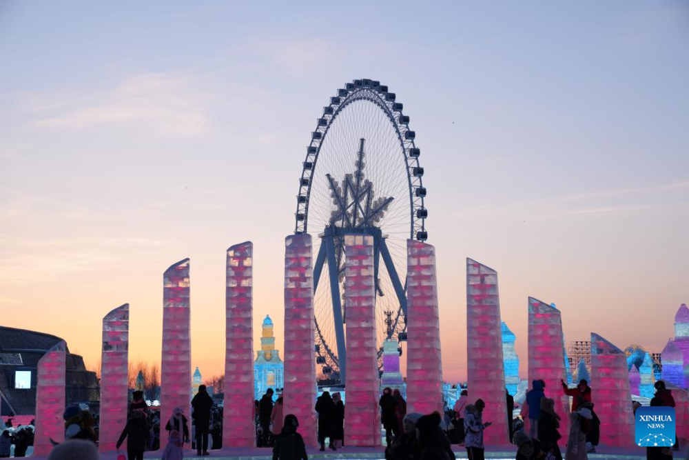 В китайском Харбине построили ледяной город. Фото: Xinhua/Wang Jianwei