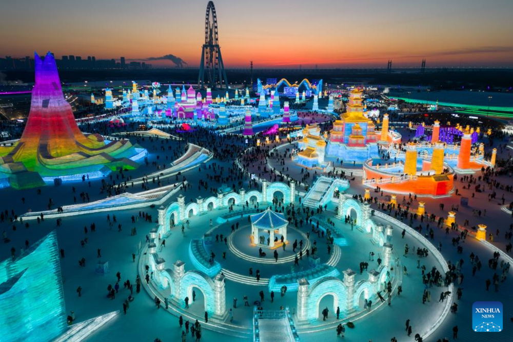 В китайском Харбине построили ледяной город. Фото: Xinhua/Wang Jianwei