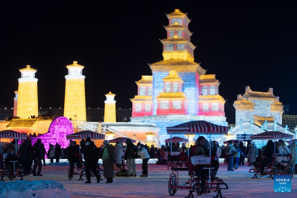В китайском Харбине построили ледяной город. Фото: Xinhua/Wang Jianwei