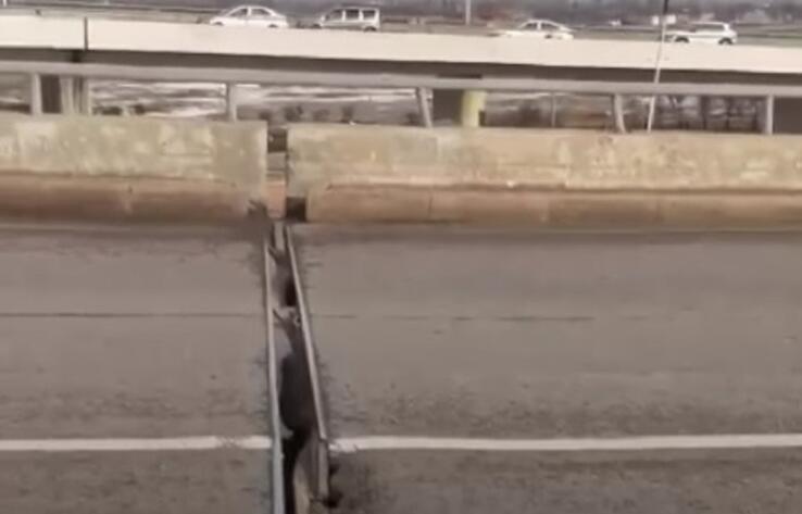 На мосту автомобильной развязки в Алматы разошелся шов