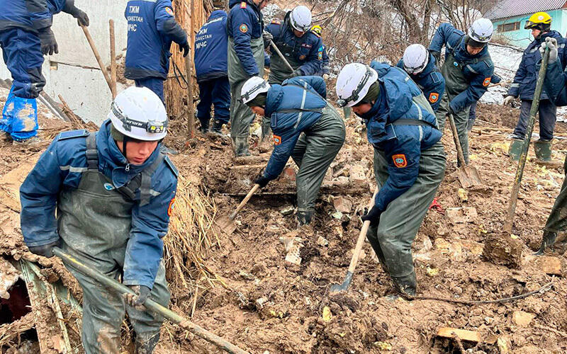 Алматыдағы көшкін: Қираған үй астында қалған 4 адамның денесі табылды