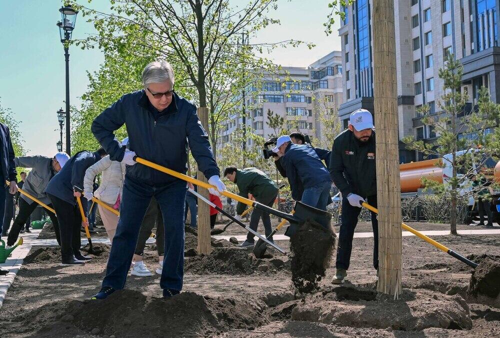 Президент принял участие в субботнике в Астане