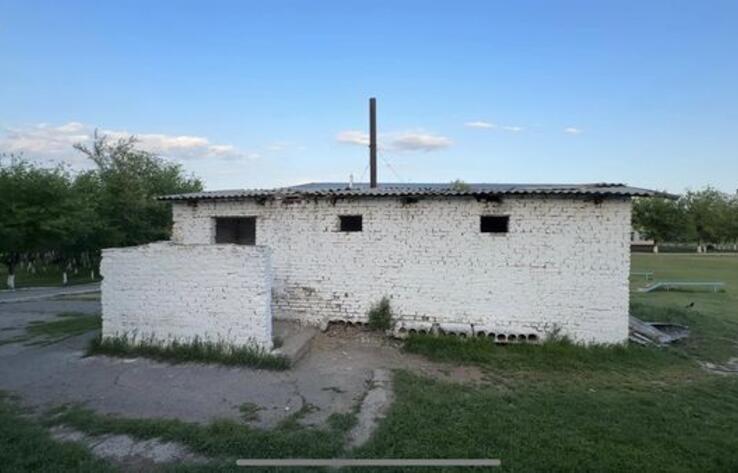 Восьмиклассник скончался после избиения в уличном школьном туалете в Жамбылской области