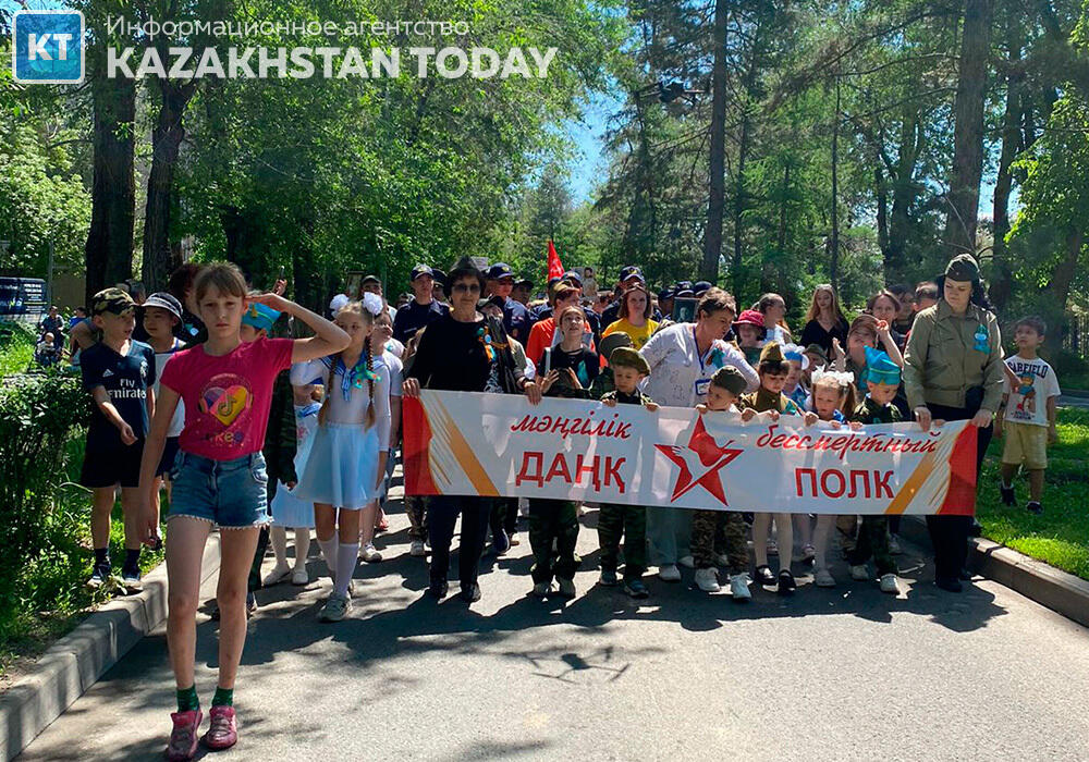 Алмаатинцы вышли на улицы города с портретами фронтовиков
