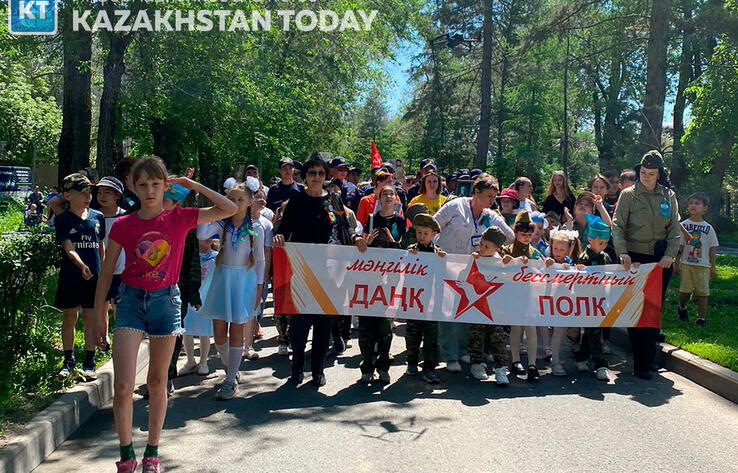 Алмаатинцы вышли на улицы города с портретами фронтовиков
