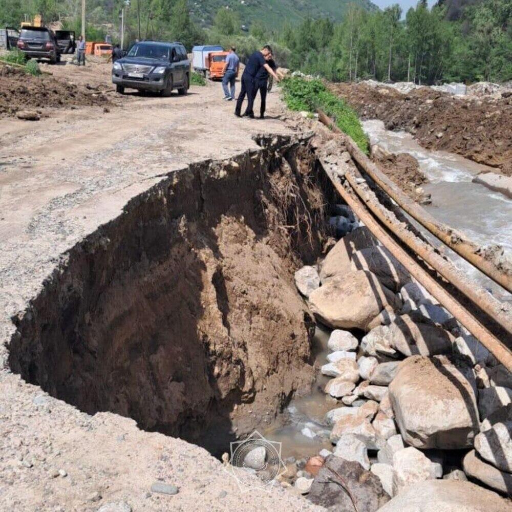 В Алматы около плотины "Аксай" обвалился грунт