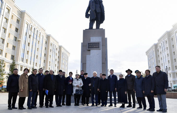 В Астане открыли памятник Мухтару Ауэзову