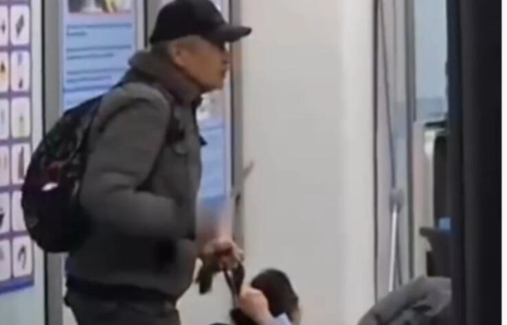 Неадекватный мужчина напал с ножом на сотрудницу аэропорта в Алматы