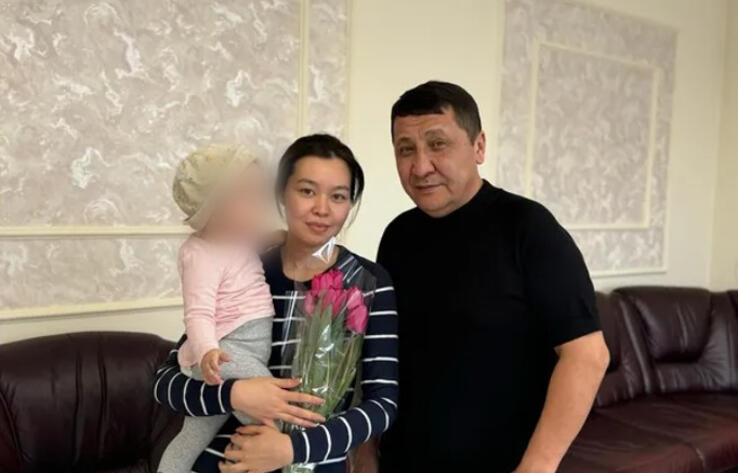 Нападение на сотрудницу аэропорта Алматы: обезвредивший дебошира мужчина встретился со спасенной девушкой