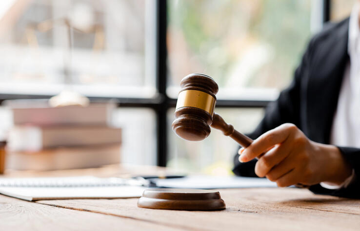 В Семее суд назначил административные взыскания родителям издевавшихся над школьником подростков