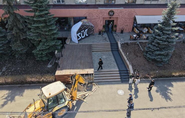 В Алматы сносят входную группу кафе в центре города