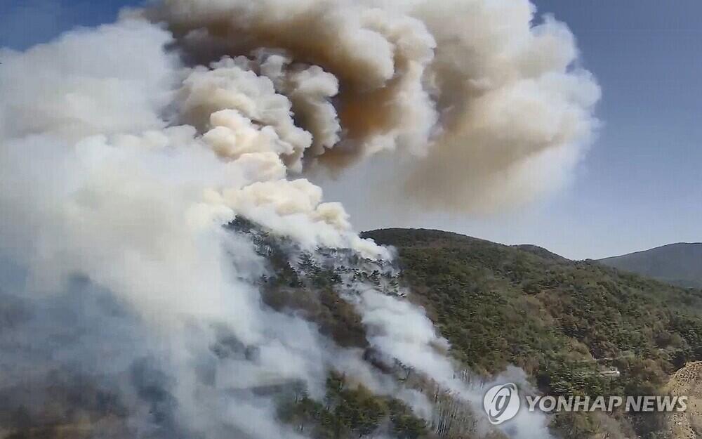 Korean firefighters struggle to contain wildfire in Hadong after sunset