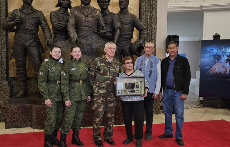 80-ЛЕТИЕ ПОБЕДЫ: родственникам погибшего в Великой Отечественной войне солдата из Казахстана передали его личные вещи 