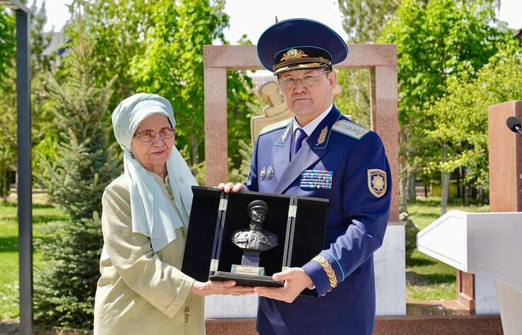 Мемориальную доску в честь Бауыржана Момышулы открыли на его малой родине в Жамбылской области 